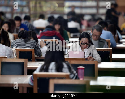 Pechino, Cina. 23 apr, 2017. I cittadini di leggere i libri della biblioteca nazionale di Cina a Pechino Capitale della Cina, 23 aprile 2017. La Giornata Mondiale del Libro cade di domenica. Credito: Zhang Chenlin/Xinhua/Alamy Live News Foto Stock