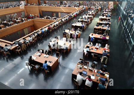Pechino, Cina. 23 apr, 2017. I cittadini di leggere i libri della biblioteca nazionale di Cina a Pechino Capitale della Cina, 23 aprile 2017. La Giornata Mondiale del Libro cade di domenica. Credito: Zhang Chenlin/Xinhua/Alamy Live News Foto Stock