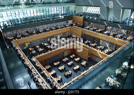 Pechino, Cina. 23 apr, 2017. I cittadini di leggere i libri della biblioteca nazionale di Cina a Pechino Capitale della Cina, 23 aprile 2017. La Giornata Mondiale del Libro cade di domenica. Credito: Zhang Chenlin/Xinhua/Alamy Live News Foto Stock