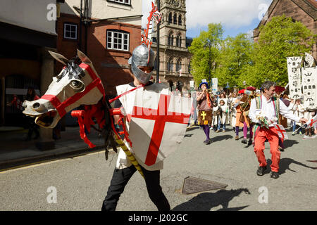 Chester, Regno Unito. Il 23 aprile 2017. St George cavalca il suo cavallo attraverso le strade di Chester come parte del St George's parata del giorno con una strada medievale spettacolo teatrale. Credito: Andrew Paterson/Alamy Live News Foto Stock