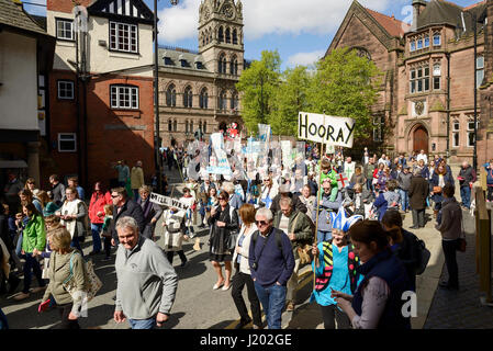 Chester, Regno Unito. Il 23 aprile 2017. Il St George's giorno sfilano per le strade di Chester con una strada medievale spettacolo teatrale. Credito: Andrew Paterson/Alamy Live News Foto Stock