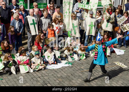 Chester, Regno Unito. Il 23 aprile 2017. Il St George's day street theatre performance nel centro citta' di Chester. Credito: Andrew Paterson/Alamy Live News Foto Stock