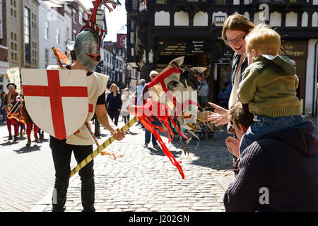 Chester, Regno Unito. Il 23 aprile 2017. St George cavalca il suo cavallo attraverso le strade di Chester come parte del St George's parata del giorno con una strada medievale spettacolo teatrale. Credito: Andrew Paterson/Alamy Live News Foto Stock