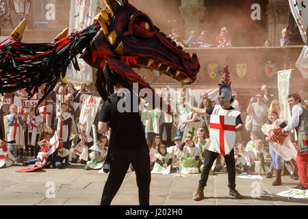 Chester, Regno Unito. Il 23 aprile 2017. Un fumo respirando dragon combatte con San Giorgio come parte del St George's day via medievale spettacolo teatrale nel centro citta' di Chester. Credito: Andrew Paterson/Alamy Live News Foto Stock