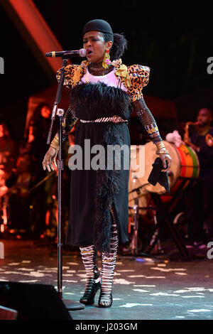 Miami, FL, Stati Uniti d'America. 22 apr, 2017. Lauryn Hill compie durante il Kaya Music Festival presso il Parco Bayfront anfiteatro il 22 aprile 2017 a Miami in Florida. Credito: Mpi04/media/punzone Alamy Live News Foto Stock