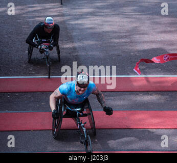 Londra, Regno Unito. 23 apr, 2017. Londra 23 Aprile 2017: David Weir vince la gara in sedia a rotelle alla maratona di Londra Credito: Ian Davidson/Alamy Live News Foto Stock