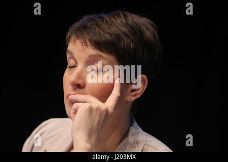 Colonia, Germania. 23 apr, 2017. Parte presidentessa Frauke Petry sul palco dell'Alternativa fuer Deutschland parte contraente della convenzione nazionale in Maritim Hotel a Colonia, Germania, 23 aprile 2017. Foto: Michael Kappeler/dpa/Alamy Live News Foto Stock