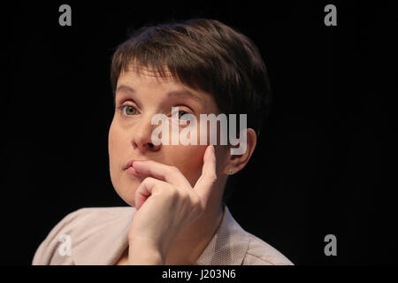 Colonia, Germania. 23 apr, 2017. Parte presidentessa Frauke Petry sul palco dell'Alternativa fuer Deutschland parte contraente della convenzione nazionale in Maritim Hotel a Colonia, Germania, 23 aprile 2017. Foto: Michael Kappeler/dpa/Alamy Live News Foto Stock