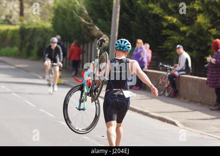 Chirk, Wrexham, Regno Unito. 23 Aprile, 2017. Il fine settimana il tempo era perfetto per triatleti di tutte le età provenienti da tutta la regione nord occidentale in competizione nel triathlon annuale in Chirk organizzato dal Triathlon Wrecsam Club. Credito: David Pimborough/Alamy Live News. Foto Stock