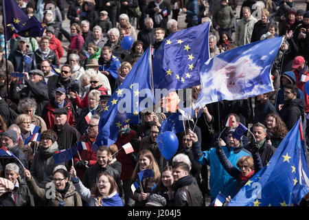 Berlino, Germania. 23 apr, 2017. Numerose persone partecipano alla manifestazione "Pulse d'Europa" presso la piazza Gendarmenmarkt a Berlino, Germania, 23 aprile 2017. Per le settimane, le persone si sono riuniti in diverse città europee al fine di dimostrare per l unità europea. Foto: Jörg Carstensen/dpa/Alamy Live News Foto Stock