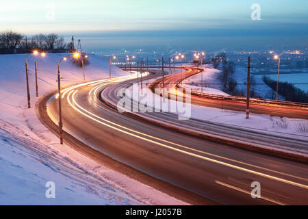 Carreggiata Okskiy a Nizhny Novgorod al crepuscolo Foto Stock