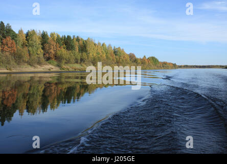Una vista panoramica dall'imbarcazione a motore in movimento lungo il fiume Vetluga Foto Stock