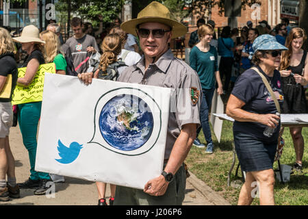 Un Parco Nazionale Ranger di servizio contiene un segno al Raleigh marzo per la Scienza 2017 Foto Stock