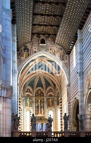 VERONA, Italia - 27 Marzo 2017: la navata centrale della Basilica di San Zeno (San Zeno Maggiore, San Zenone) nella città di Verona. La chiesa è stata costruita sopra il luogo di sepoltura di Foto Stock