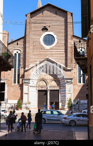 VERONA, Italia - 27 Marzo 2017: le persone nelle vicinanze del Basilica di Sant Anastasia nella città di Verona. Sant Anastasia è una chiesa dell'Ordine domenicano in Verona, Foto Stock