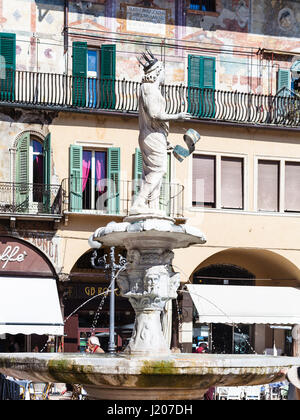 VERONA, Italia - 27 Marzo 2017: Fontana con la statua romana detta Madonna Verona (costruita nel 1368 da Cansignorio della Scala) sulla Piazza delle Erbe (Mark Foto Stock