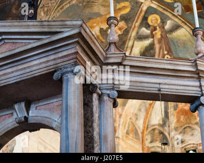 VERONA, Italia - 27 Marzo 2017: Interno della chiesa superiore nella Chiesa di San Fermo Maggiore nella città di Verona. Questa chiesa medievale di tenere le reliquie dei santi Fe Foto Stock