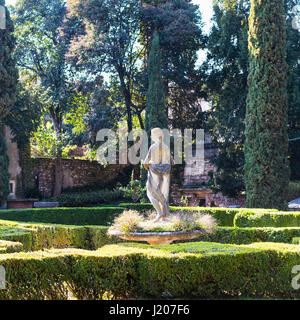 VERONA, Italia - 27 Marzo 2017 - statua in giardino giusti nella città di Verona in primavera. Il Giardino Giusti è il giardino italiano rinascimentale , fu plante Foto Stock