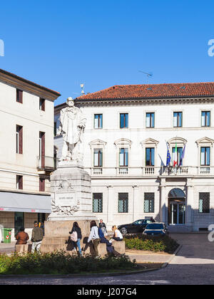VICENZA, Italia - 28 Marzo 2017: persone vicino al monumento di Giuseppe Garibaldi sulla Piazza del Castello di Vicenza in primavera. La città del Palladio è stata li Foto Stock