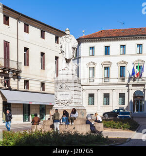 VICENZA, Italia - 28 Marzo 2017: la gente vicino alla statua di Giuseppe Garibaldi sulla Piazza del Castello di Vicenza in primavera. La città del Palladio è stata elenco Foto Stock