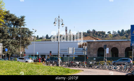 VICENZA, Italia - 28 Marzo 2017: la gente vicino alla stazione ferroviaria di Vicenza (Stazione di Vicenza). Il terminale è stato aperto nel 1846, esso fa parte del Mila Foto Stock