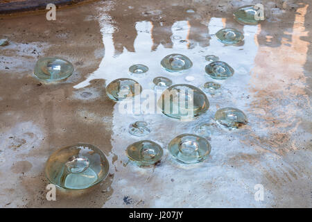 VERONA, Italia - 29 Marzo 2017 - decorazione di fontana vicino entrata al museo di Castelvecchio (Scaliger) Castel nella città di Verona . Costruzione di th Foto Stock