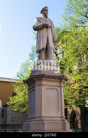 VERONA, Italia - 29 Marzo 2017: monumento del poeta, uomo politico e patriota del Risorgimento italiano Aleardo Aleardi nella città di Verona in primavera. La sta Foto Stock