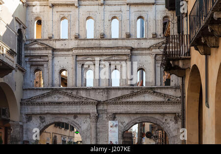 VERONA, Italia - 29 Marzo 2017 - vista di Porta Borsari, antica porta romana nella città di Verona. Il Portone è stato costruito attorno al I secolo d.c. Foto Stock