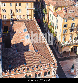 VERONA, Italia - 29 Marzo 2017: sopra vista della Casa dei Mercanti (Domus Mercatorum) sulla Piazza delle Erbe a Verona città dalla torre dei Lambe Foto Stock