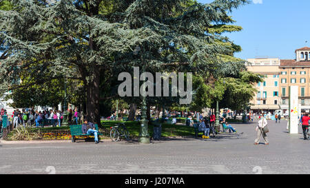 VERONA, Italia - 29 Marzo 2017: turisti vicino al giardino di Piazza Bra a Verona in primavera. Piazza Bra (Bra) è la più grande piazza della città Foto Stock