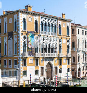 Venezia, Italia - 30 Marzo 2017: la facciata di Palazzo Cavalli Franchetti sul Canal Grande a Venezia. Il Grand Canal costituisce uno dei principali acqua-traffico co Foto Stock