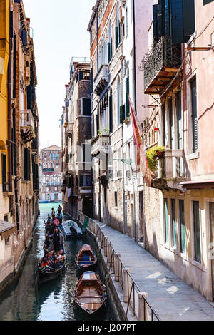 Venezia, Italia - 30 Marzo 2017: i turisti sulle gondole in canal Rio dell'albero . Numero di gondolieri a Venezia rimane intatto (loro 425), e non Foto Stock