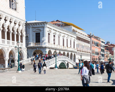 Venezia, Italia - 30 Marzo 2017: le persone sul lungomare di Riva degli Schiavoni su Piazza San Marco (Piazza San Marco) vicino a Doge;s Palace a Venezia in primavera Foto Stock