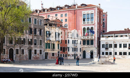 Venezia, Italia - 30 Marzo 2017: le persone sul Campo San Polo di Venezia città in primavera. Il Campo San Polo è il più grande campo di Venezia, la seconda grande Foto Stock