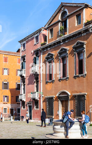Venezia, Italia - 30 Marzo 2017: turisti sul Campo dei Frari a Venezia città in primavera. Questa piazza è il cuore del sestiere San Polo Foto Stock