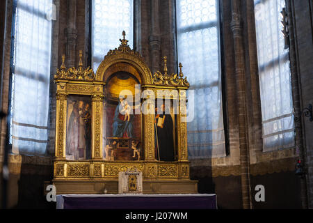 Venezia, Italia - 30 Marzo 2017: altare dipinto nella Basilica di Santa Maria Gloriosa dei Frari (i Frari). La Chiesa è una delle più grandi chiese in Foto Stock