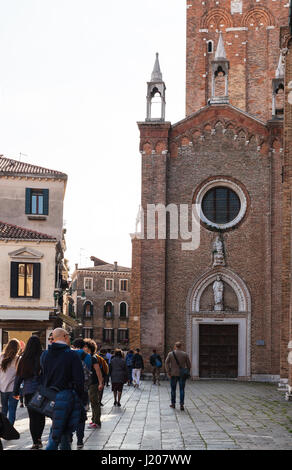 Venezia, Italia - 30 Marzo 2017: la gente vicino alla Basilica di Santa Maria Gloriosa dei Frari (i Frari). La Chiesa è una delle più grandi chiese in Foto Stock