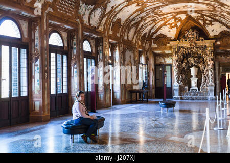 Mantova, Italia - 31 Marzo 2017: turistici all'interno di Corte Vecchia del Palazzo Ducale museo nella città di Mantova. Palazzo Ducale vanta più di 950 camere di un Foto Stock
