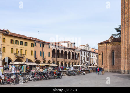 Padova, Italia - 1 Aprile 2017: piccolo mercato sulla piazza del Santo nelle vicinanze del Basilica di San Antonio di Padova città in primavera. Padova è città e comun Foto Stock