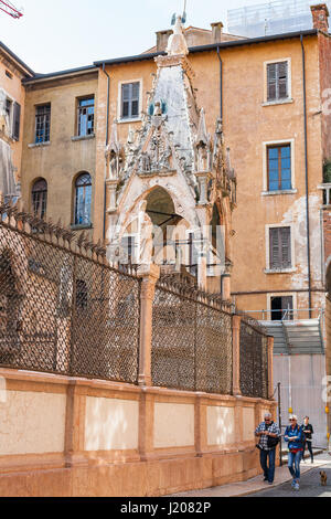 VERONA, Italia - 2 Aprile 2017: turisti nei pressi di tombe medievali Arche scaligere (scaliger tombe di famiglia) nella città di Verona. Famiglia scaligero ha governato in Verona p. Foto Stock