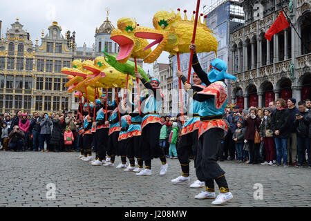 Presentazioni colorate e concerti sulla Grand Place di Bruxelles il sabato 6 febbraio 2016, durante la celebrazione del nuovo anno cinese di scimmia in Belgi Foto Stock