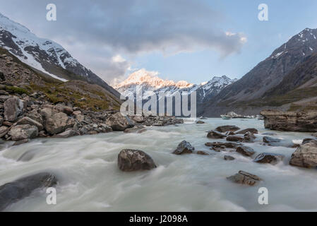 Hooker River, Hooker Valley, posteriore Mount Cook, il Parco nazionale di Mount Cook, Alpi del Sud, regione di Canterbury, Southland, Nuova Zelanda Foto Stock