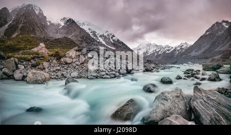 Hooker River, Hooker Valley, posteriore Mount Cook, il Parco nazionale di Mount Cook, Alpi del Sud, regione di Canterbury, Southland, Nuova Zelanda Foto Stock