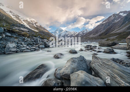 Hooker River, Hooker Valley, posteriore Mount Cook, il Parco nazionale di Mount Cook, Alpi del Sud, regione di Canterbury, Southland, Nuova Zelanda Foto Stock