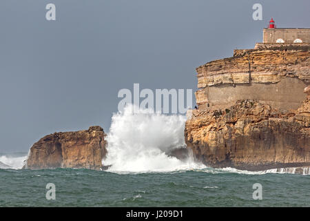 Grandi onde a Nazare, Portogallo, Europa Foto Stock