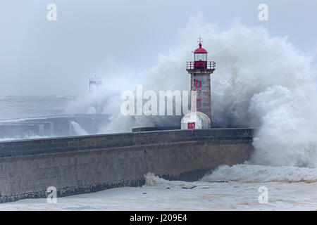 Faro del porto con la tempesta, Portogallo, Europa Foto Stock