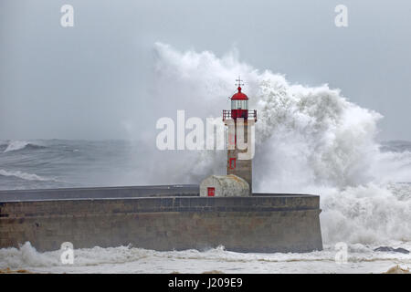 Faro del porto con la tempesta, Portogallo, Europa Foto Stock