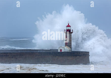 Faro del porto con la tempesta, Portogallo, Europa Foto Stock