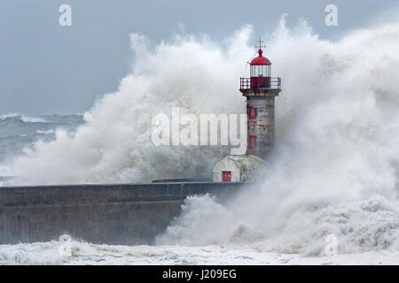 Faro del porto con la tempesta, Portogallo, Europa Foto Stock