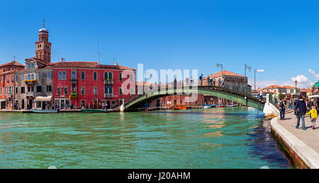 MURANO, Italia - 20 Aprile 2016: vista panoramica di vecchie case colorate e ponte sul canal a Murano - Serie di isola situata nella laguna veneziana. Foto Stock